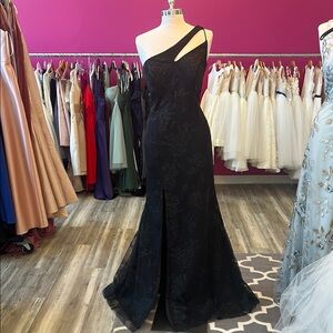 Elegant Lace Black One-Shoulder Dress